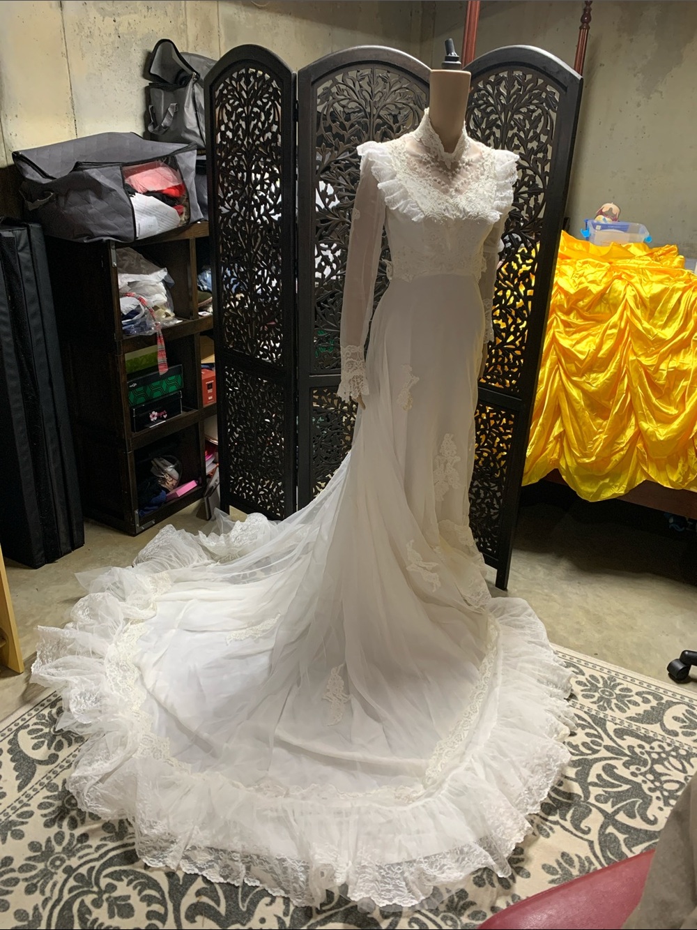 White Vintage Lace Long-Sleeve Bridal Dress with Scalloped Train